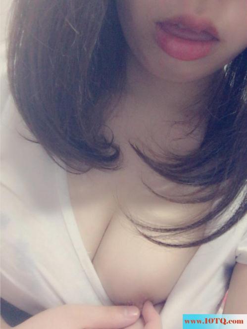 一位读大学的妹子性感的美乳女生圆润的双峰，