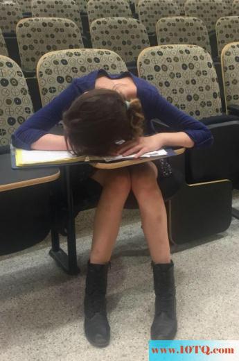 在教室的小骚货(11P)