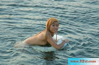 勾引海滩比基尼美女(12P)