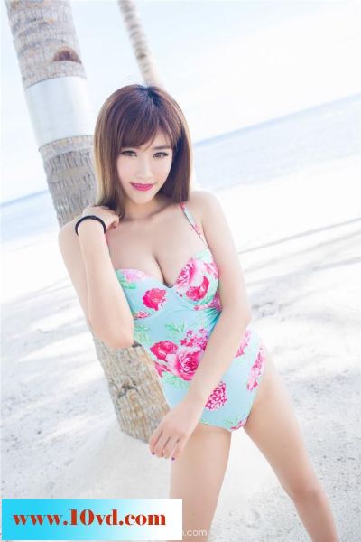 臀丰人靓胸大漂亮美女海边格外抢眼【14P】