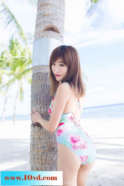 臀丰人靓胸大漂亮美女海边格外抢眼【14P】