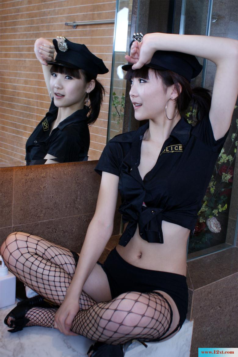 诱惑人心的吊带黑丝网洞长腿女警制服美女【1