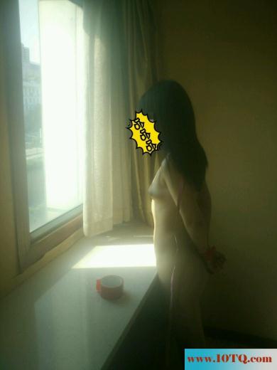 走到江边，露出阴部给游泳的人看(34P)