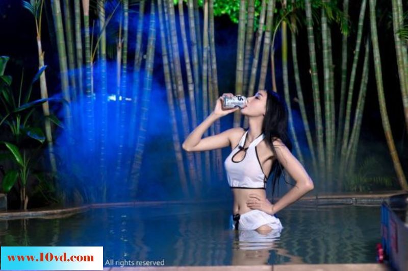 性感玉女泡温泉湿而媚人【10P-】