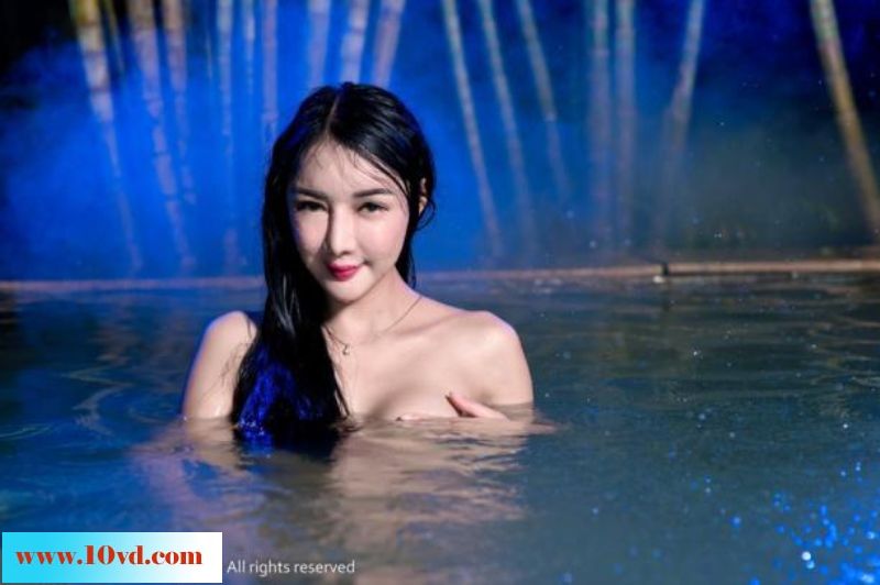 性感玉女泡温泉湿而媚人【10P-】
