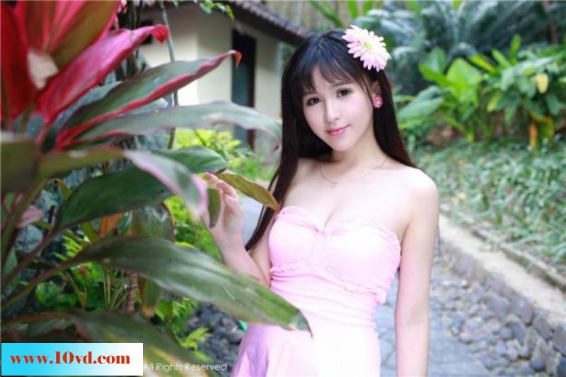 庄园中的的花粉性感女【15P】
