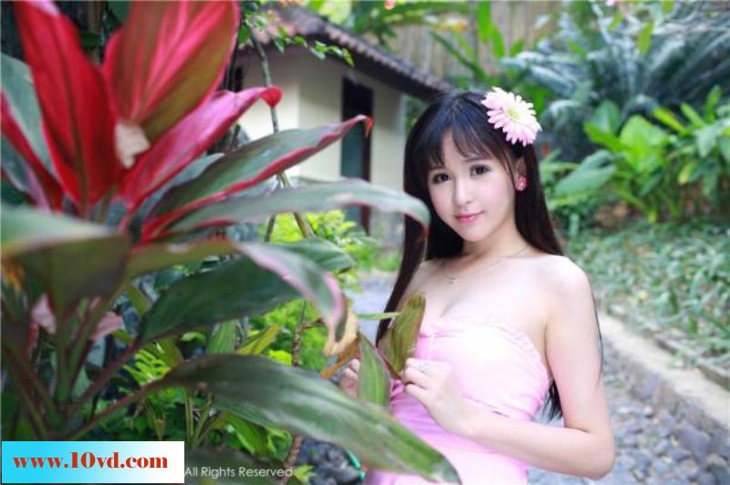 庄园中的的花粉性感女【15P】