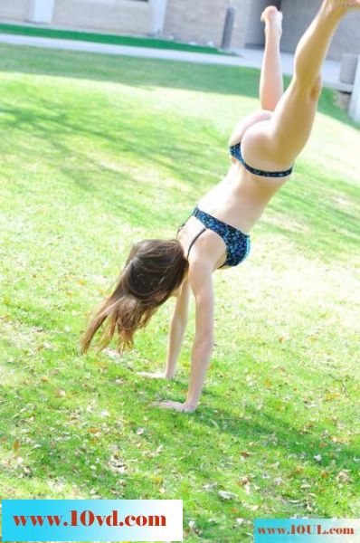 anessa-naked-in-a-park-(15P)