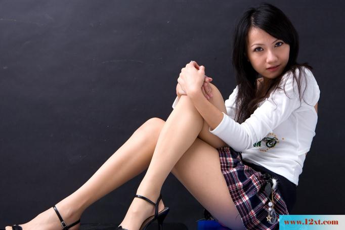 妹子各种姿势摆弄身姿秀肉丝长腿【12P】