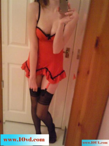 Beautiful-redhead-shows-young-body-in-room(26P)