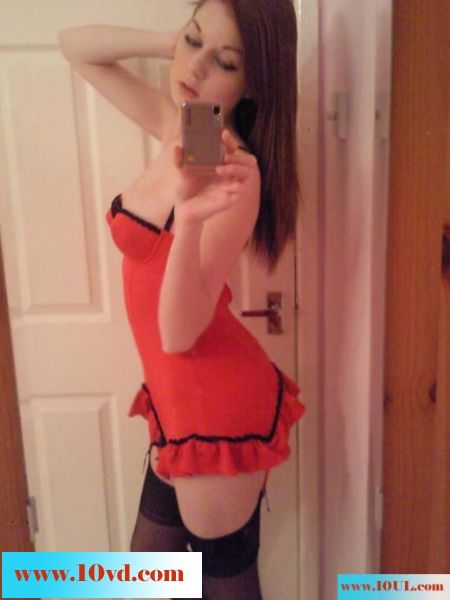 Beautiful-redhead-shows-young-body-in-room(26P)