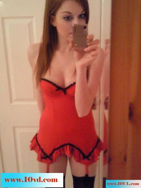 Beautiful-redhead-shows-young-body-in-room(26P)