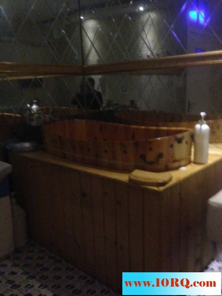 给小情人买了身粉色内衣开房试玩10P
