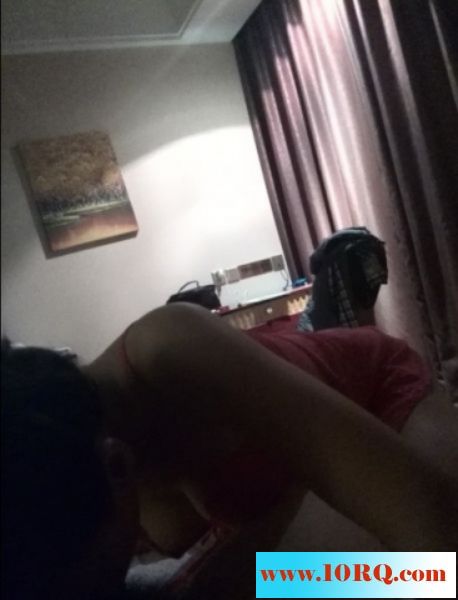 给小情人买了身粉色内衣开房试玩10P