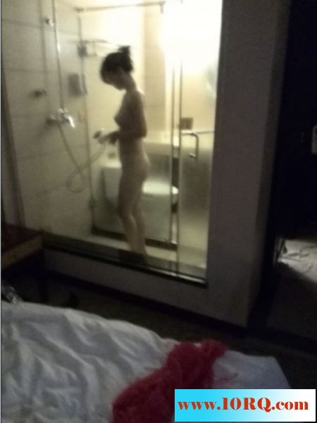 给小情人买了身粉色内衣开房试玩10P