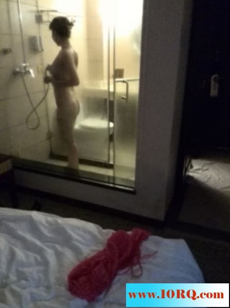 给小情人买了身粉色内衣开房试玩10P