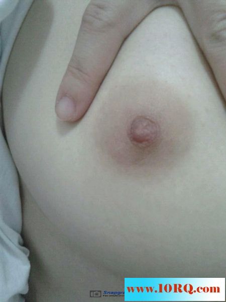 小女朋友的白嫩身材，白白的混圆双乳让我慾火