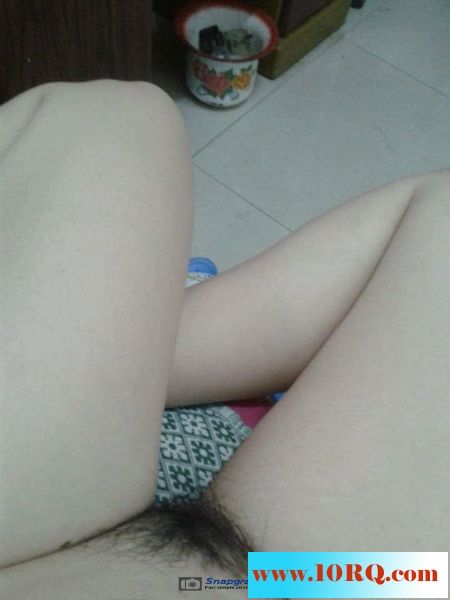 小女朋友的白嫩身材，白白的混圆双乳让我慾火