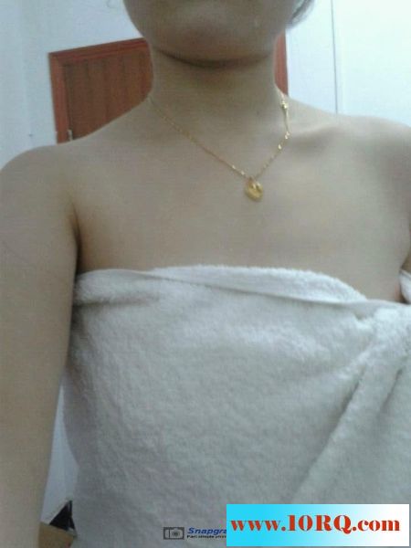 小女朋友的白嫩身材，白白的混圆双乳让我慾火