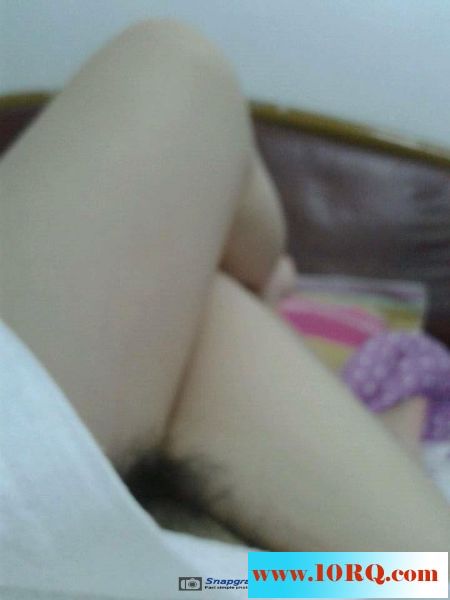 小女朋友的白嫩身材，白白的混圆双乳让我慾火