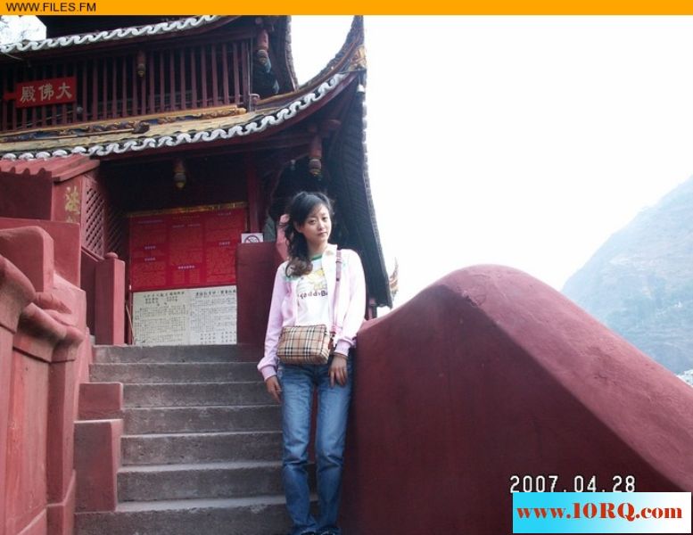 05-18漂亮的居家人妻與朋友在家淫蕩的生活(第壹