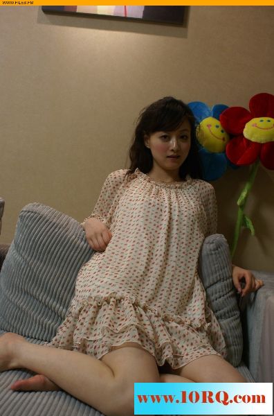 05-18漂亮的居家人妻與朋友在家淫蕩的生活(第壹