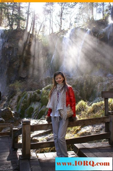 05-18漂亮的居家人妻與朋友在家淫蕩的生活(第壹