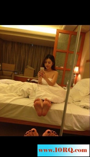 06-21女神自拍流出！極限自拍挑戰你的視覺13P