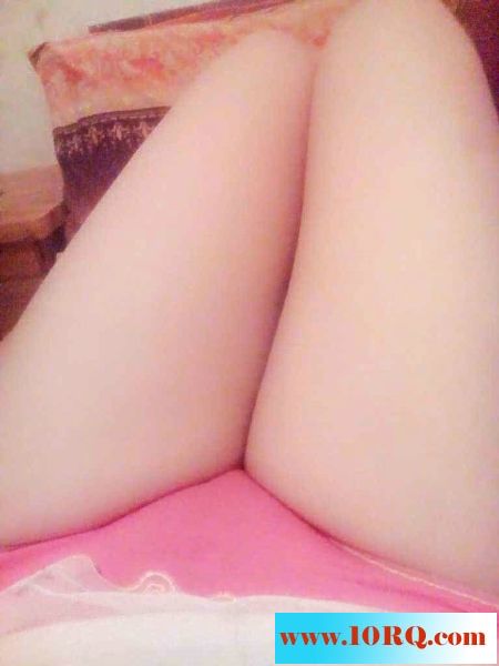 06-25调戏长期炮友，大白腿粉穴扣出水，身材不错