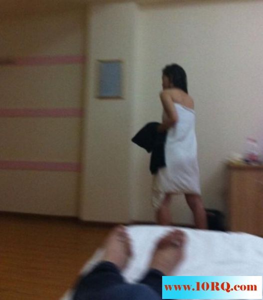 06-27小骚逼，还对我中指14P