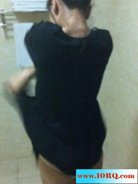 06-27小骚逼，还对我中指14P