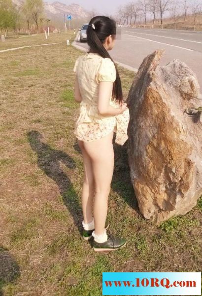 07-31妹纸穿裙子不穿內内到郊外方便29P