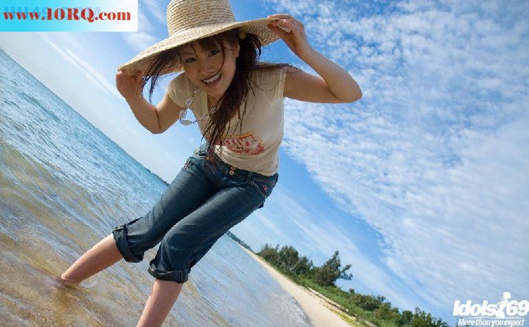 沙滩玩耍的美少妇，诱惑率100%[15P]
