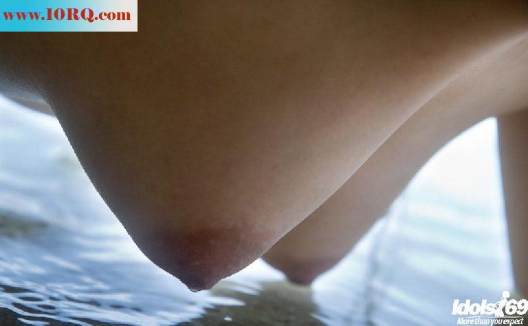 沙滩玩耍的美少妇，诱惑率100%[15P]