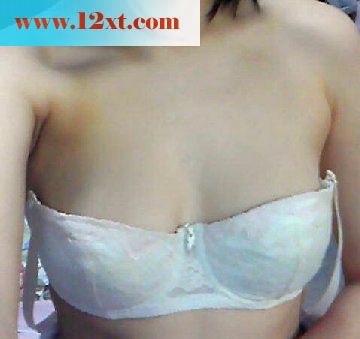 刚好二十岁的学生妹勇敢滴亮出了乳房[11P]