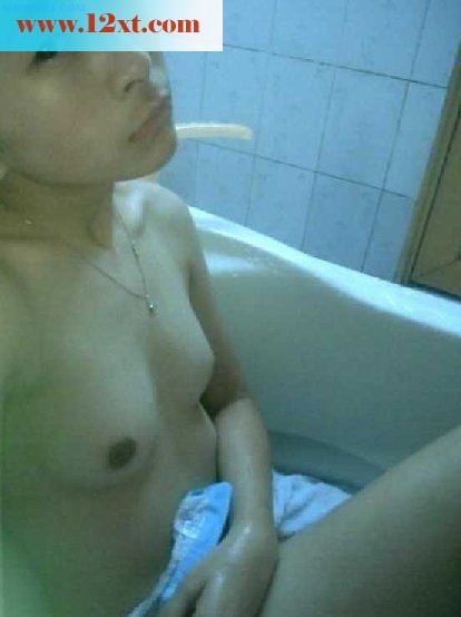 好清纯的学生妹纸，自慰时居然这幺骚包4[15P]