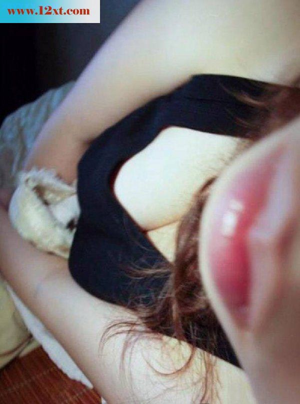 骚女掰穴近距离拍摄粉嫩阴唇诱人白嫩大波[12p