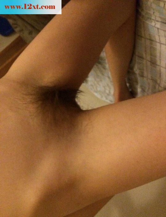 漂亮骚女在家真的是饑渴难耐不停的挑逗自己的