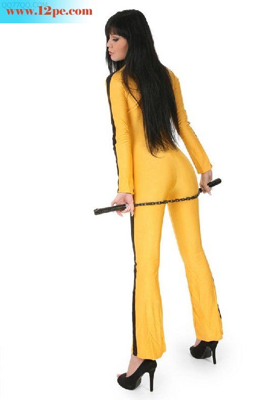 高挑诱人的骚女那对巨大的咪咪导致紧身服穿不