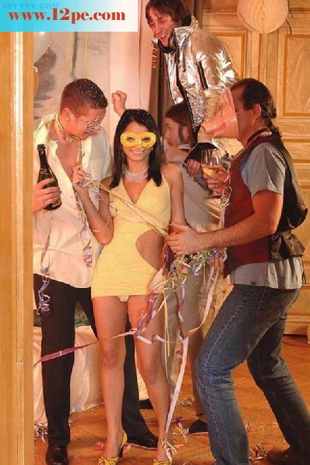 生操聚会性感女郎为每个男人服务[15P]