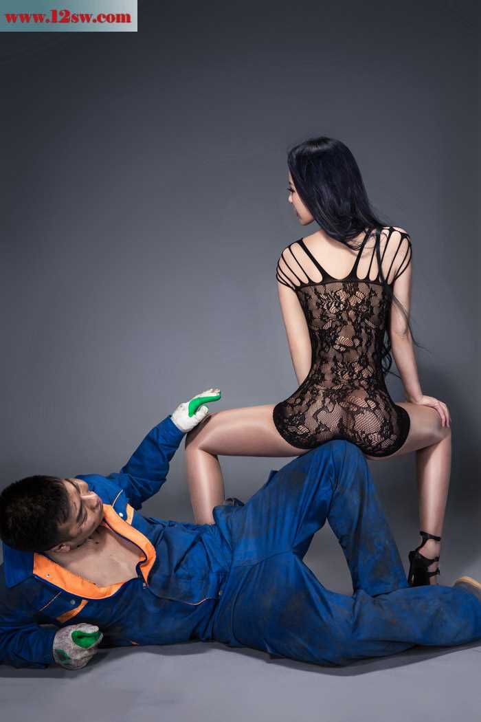 极品美女黄色情趣内衣诱惑写真【32P】