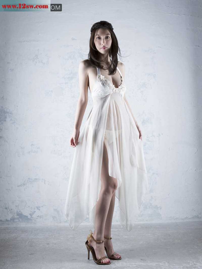 大眼白肤美人黑白情趣诱惑(15p)