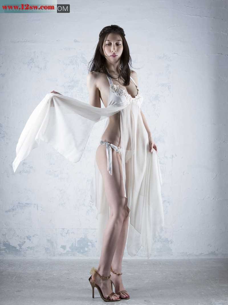 大眼白肤美人黑白情趣诱惑(15p)