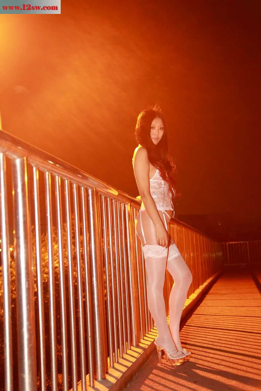 第15期夜景外拍白色连体丝袜(50P)