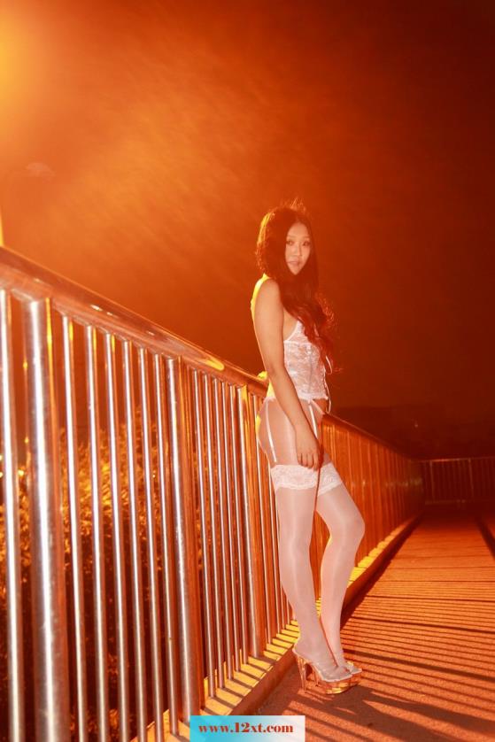 第15期夜景外拍白色连体丝袜(50P)