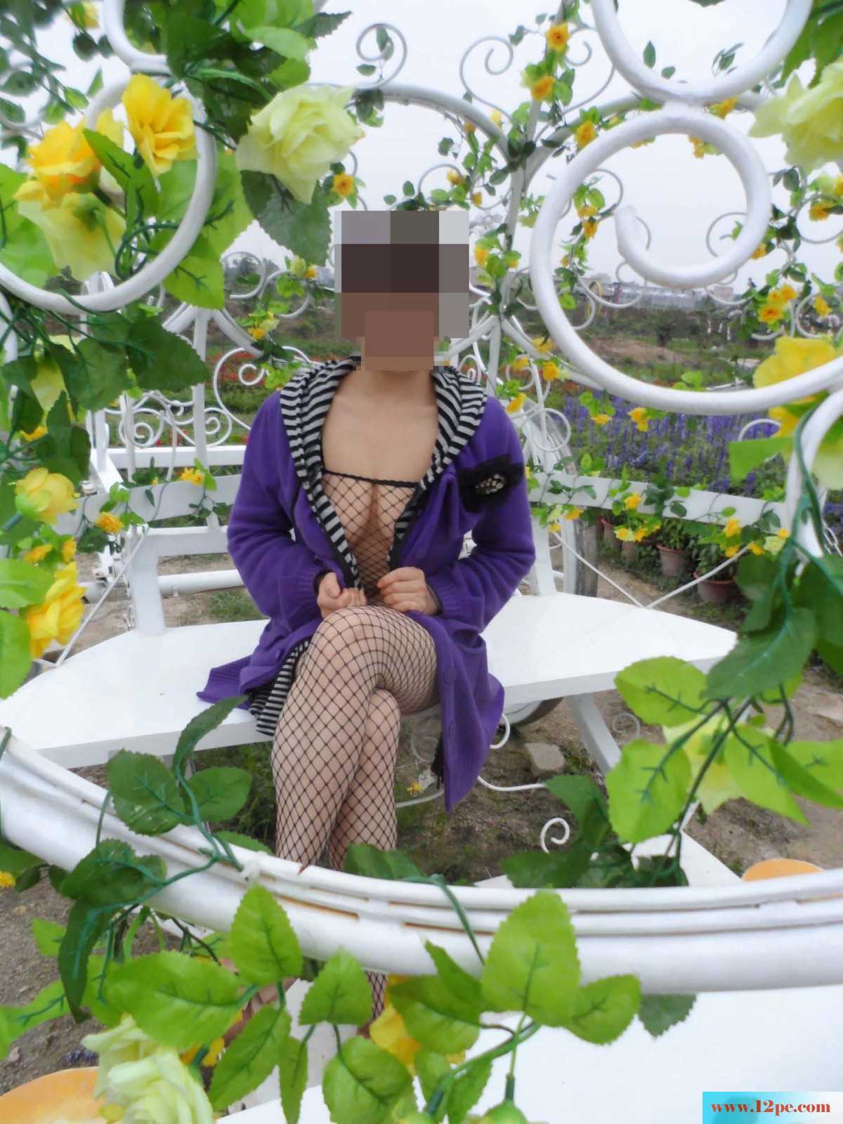 骚妻外拍：妇唱夫随摄天下之园区户外露出完善