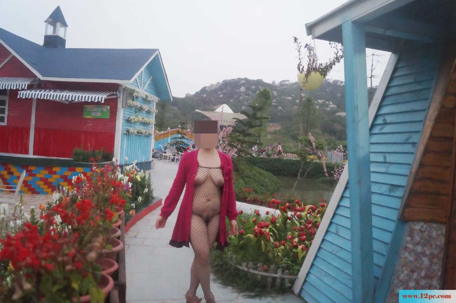 骚妻外拍：妇唱夫随摄天下之园区户外露出完善