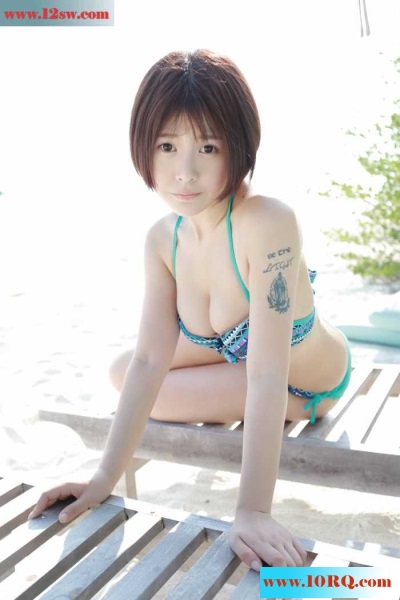 学生妹湿身白衬衣美乳依稀可见(12p)