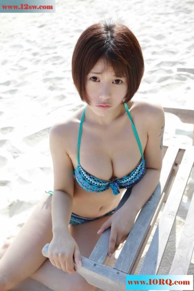 学生妹湿身白衬衣美乳依稀可见(12p)