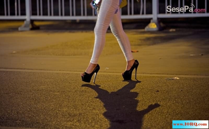 夜总会上班的高跟美腿的小姑娘们(10P)